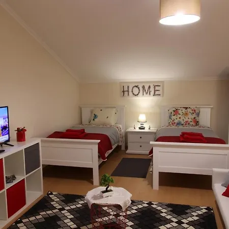 Quartos Confortaveis Em Casa Proximo Ao Mosteiro Δωμάτια σε οικογενειακή κατοικία